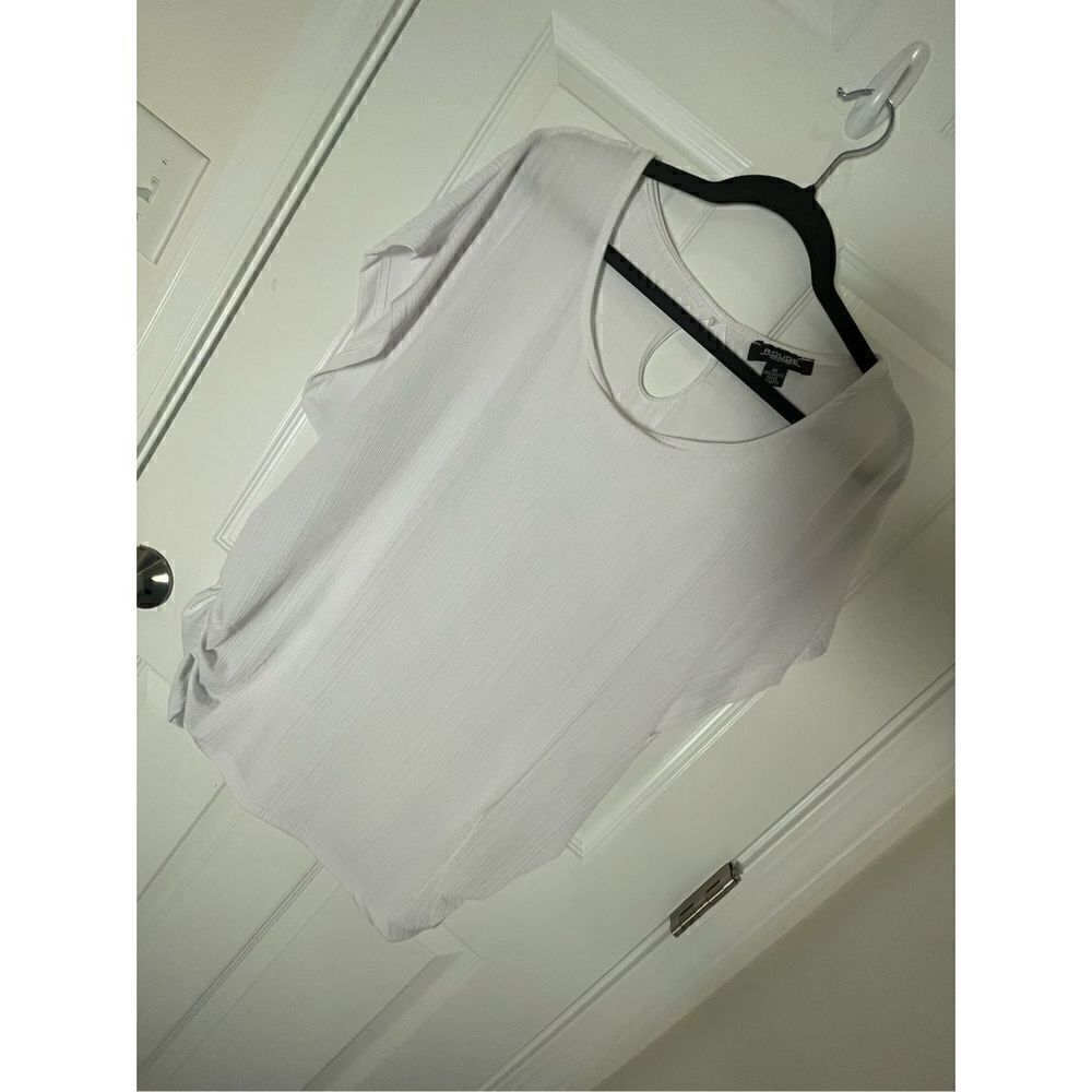 Rouge women’s 4X white ribbed cinched sides blouse